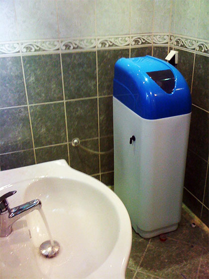 Kompaktni omekšivač instalisan u kupatilu – mali troškovi, velike uštede i mnogobrojni efekti omekšane vode 